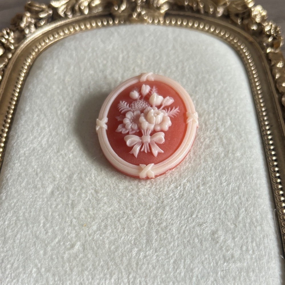 vintage cameo brooch or pendant mid-century piece set in yellow gold